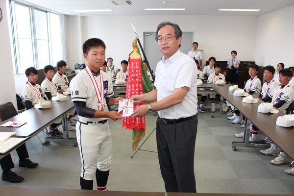 OB会の方から、山崎キャプテンに祝い金を渡している写真