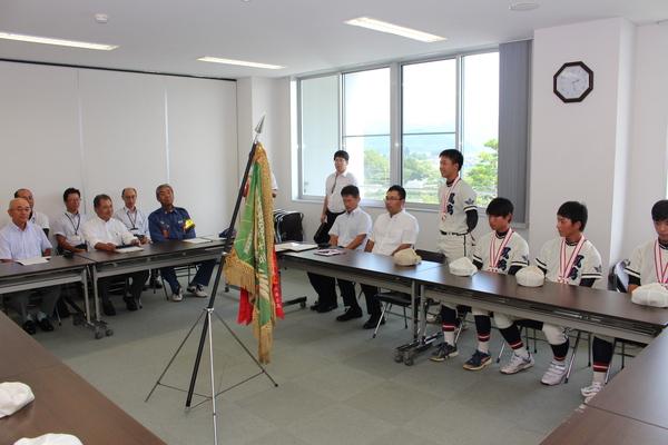 篠山鳳鳴高校軟式野球部の部員が立って挨拶をしている写真