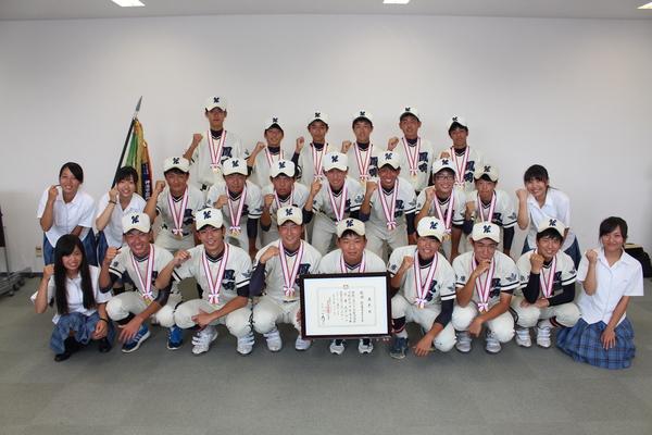 篠山鳳鳴高校軟式野球部の皆さん、マネージャー5人で集合写真