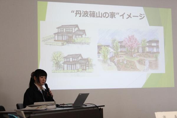 プロジェクターから映し出されているイラスト入りの「丹波篠山の家イメージ」について女性職員がマイクを持って発表している写真