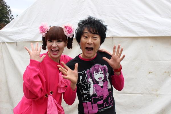 かつみさゆりさんが口を開けて手をパーにしている写真