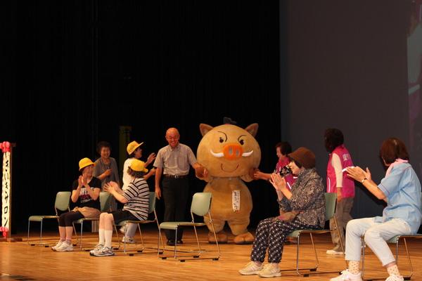 市長と手を繋いで登場するキャラクター（まるいの）の写真