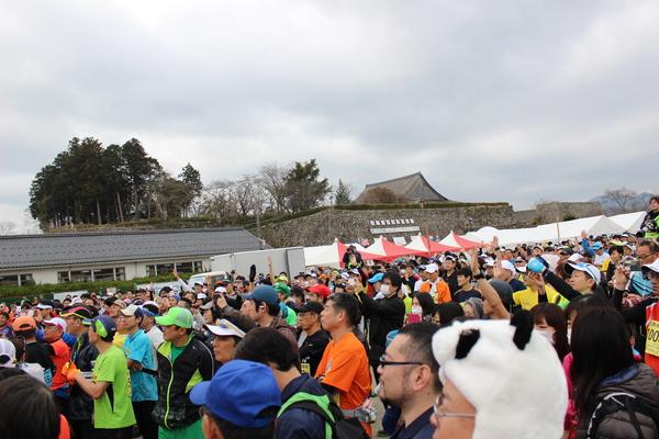 大勢のランナーが集まっている様子を上から見た写真