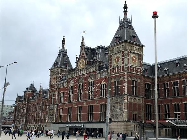 壁が茶色で屋根が灰色の大きな建物の写真