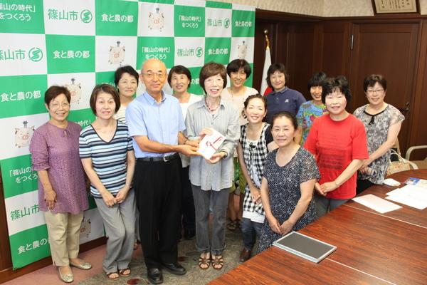 コーラス・レヴールの方々と市長の写真