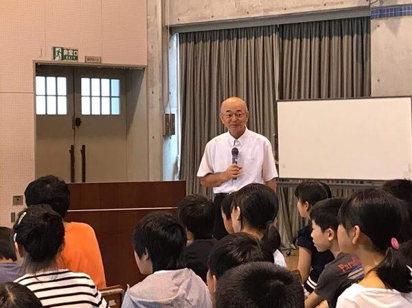 市長がマイクを持って子供たちにお話している写真