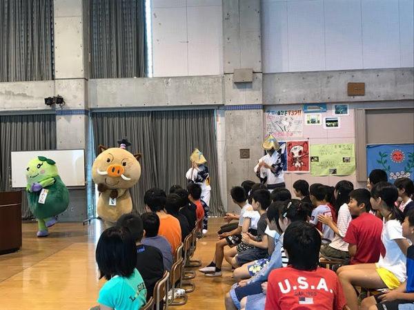 篠山市のマスコットキャラクターと浴衣を着た人が踊りを踊りながら子供達の前に登場している写真