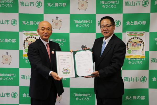 市長と明治安田生命保険相互会社 今泉宏久さんと記念写真