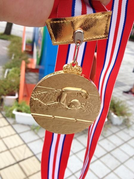 水泳競技大会でもらったメダル写真
