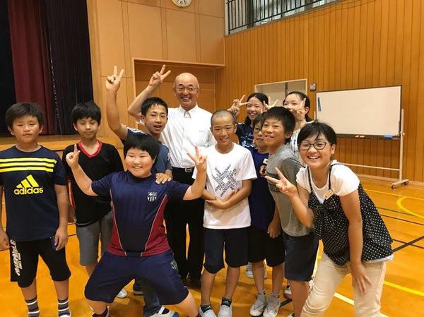 市長が子供達と一緒に笑顔でピースサインしている記念撮影写真