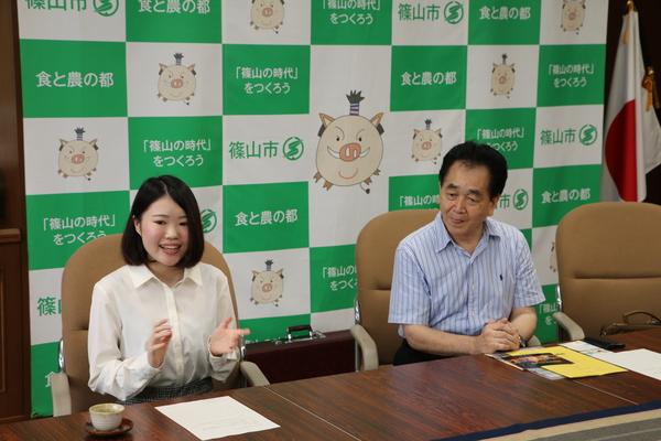 小林 真弓さんと師匠の山口先生が椅子に座りお話している写真