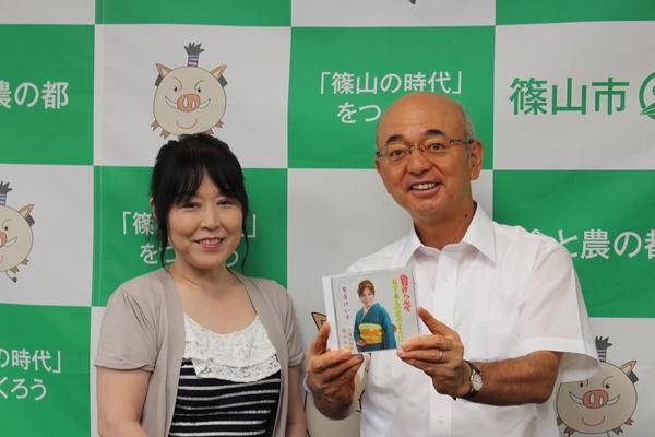 市役所に表敬訪問に来られた演歌歌手のことねさんと右隣りに市長がことねさんのCDを両手に持っている写真