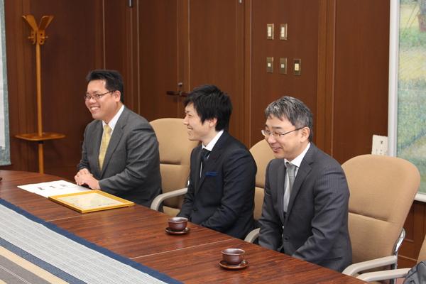 笑顔で座っている住倶楽部の男性3名の写真