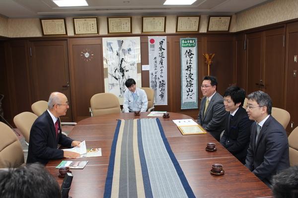 市長と住倶楽部の男性3名が談笑している様子と横で見ている男性職員が写っている写真