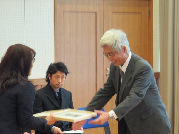 男性の方が賞状を笑顔で受け取っている写真