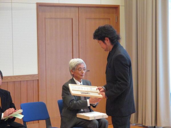 男性の方が賞状を受け取り席に戻る写真