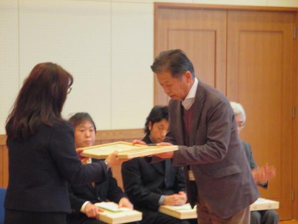 男性の方が賞状を女性から受け取る写真