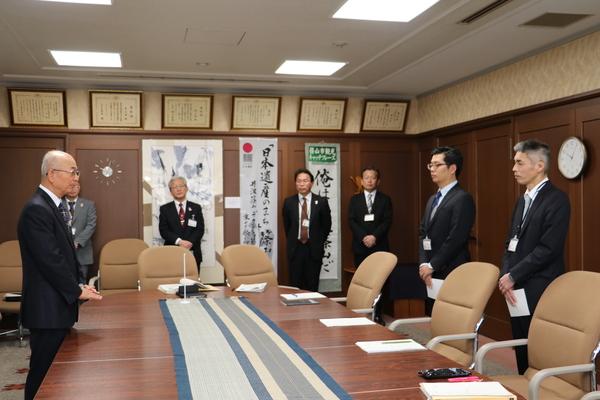 山本 高久さん、田代 優秋（たしろ ゆうしゅう）さんが市長と対面している写真