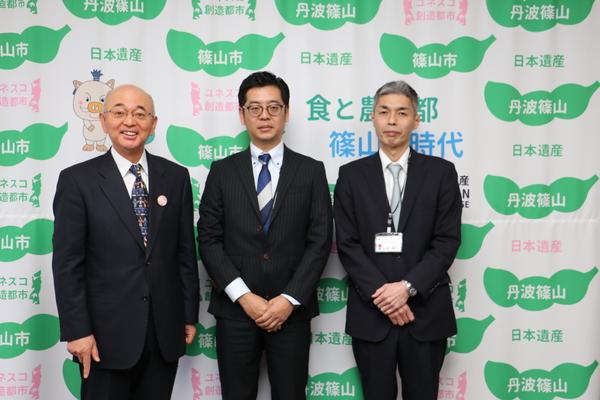 山本 高久さん、田代 優秋（たしろ ゆうしゅう）さん、市長が笑顔で写っている写真