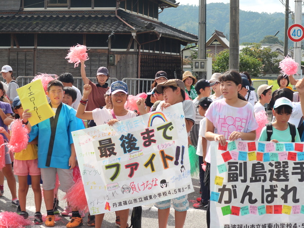 車いすマラソンで沿道で子どもたちが応援している