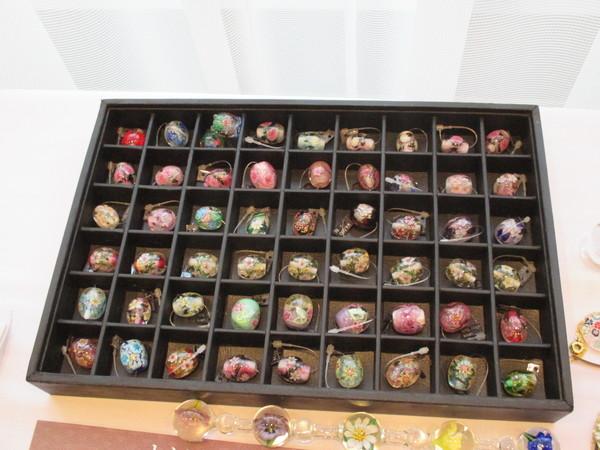 箱にたくさんのガラス工芸品が入っている写真