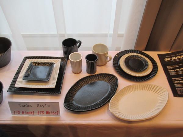 丹波焼の色々な形のお皿写真
