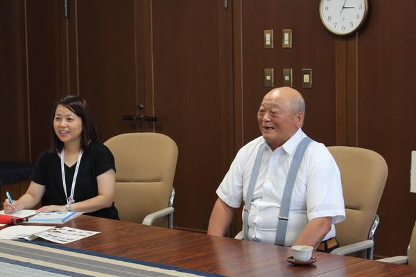 笑顔の井関 道夫さんとその横に座る女性の写真