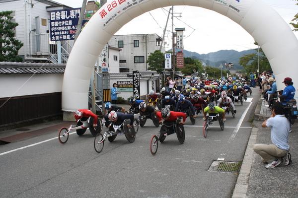車いすマラソンで20名ほどの車いすに乗ったランナーがスタートしている写真