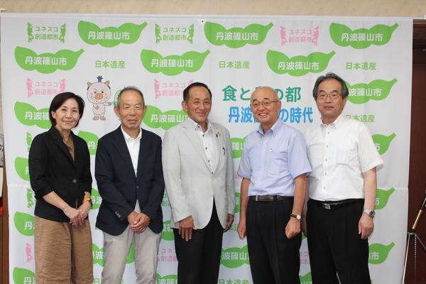 新しく役員に就任された前田さん、谷田さん、土性さんと市長を交えての集合写真
