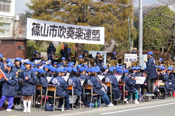 青い帽子に篠山ABCマラソンロゴジャンパーを着た篠山市吹奏楽連盟の方が、演奏している写真
