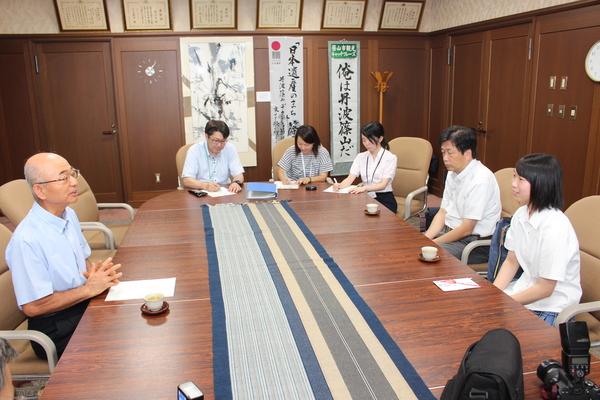 市長と竹見さんが話しているのを横で書記している職員の様子