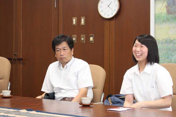 鳳鳴高校のかるた部の竹見 志穂里さんが父親と一緒に市役所へ来訪している写真