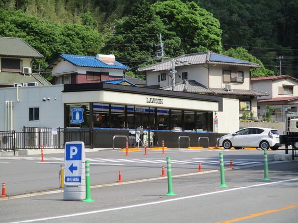 外観が白と黒の落ち着いた色合いで2重になている、ローソン店舗の写真