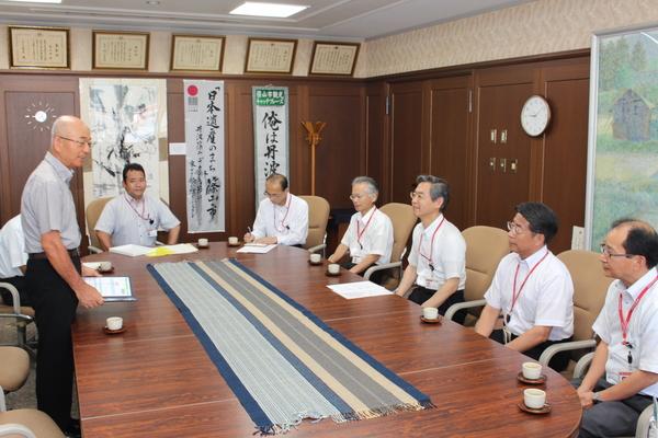 市長が各郵便局の方々とお話している写真