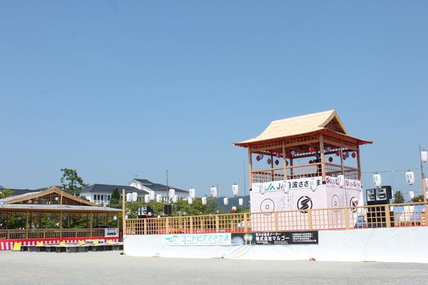 提灯がたくさん飾られた盆踊り会場の写真