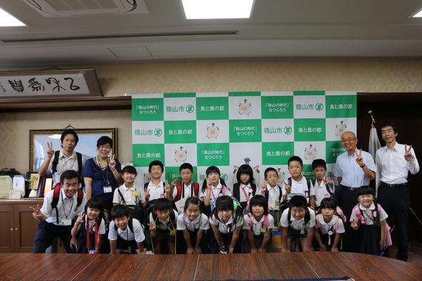 子供達が市長とピースをして記念撮影写真