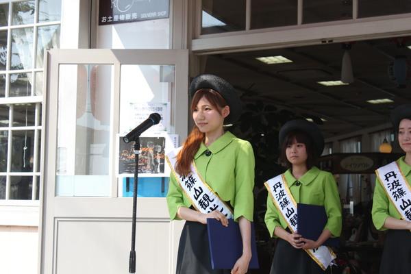 第4代丹波篠山観光大使、中村 優衣さんが、マイクの前のにたち挨拶をしている写真