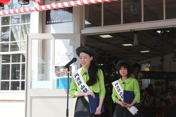 第4代丹波篠山観光大使、野原 美春さんがマイクの前にたち挨拶をしている写真