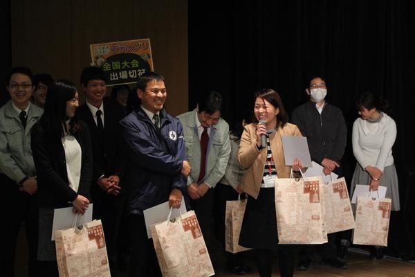 くろまめカイゼングランプリの全国大会出場切符を手にしたチームが賞状と紙袋を持って笑顔で写っている写真