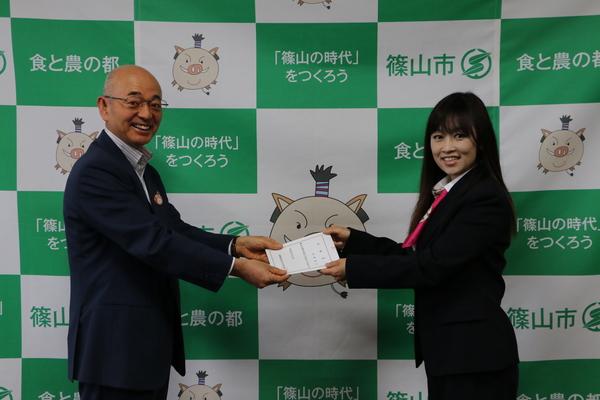 教育委員に選任された中村貴子さんと市長との記念写真