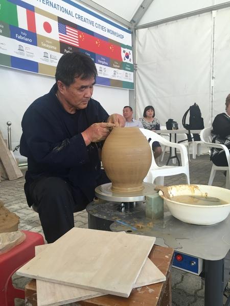 丹波焼の名工、市野 清治さんが陶芸をしている写真