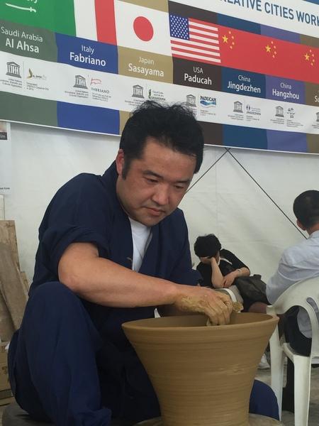 若手国際派、清水剛さんが陶芸をしている写真