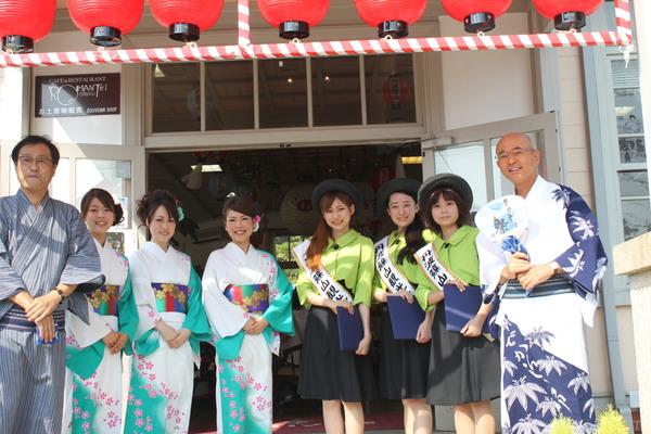 市長と波篠山観光大使3名とデカンショ祭りの関係者で記念写真