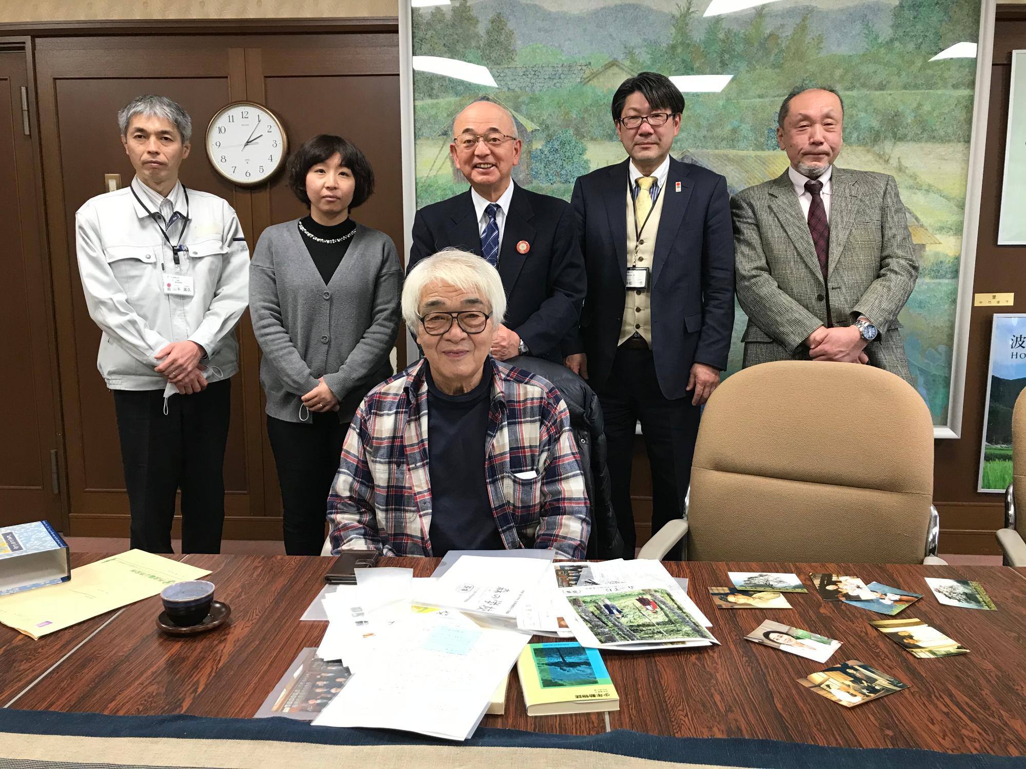 市長、観光協会、商工観光課が、西垣監督を囲んで記念撮影