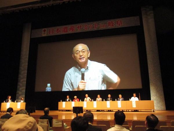 プロジェクトスクリーンに大きく映し出された市長と、その前に並んで着席する関係者の写真