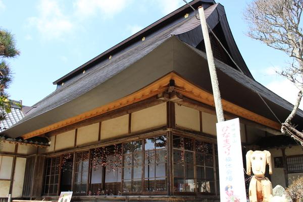 住吉神社の建物に飾られたつるし飾りと、飾られた人形の写真