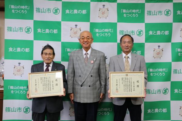 薬物乱用防止の啓発活動で表彰された田中隆春さんと数元康治さんが賞状を持って市長と一緒に記念撮影している写真