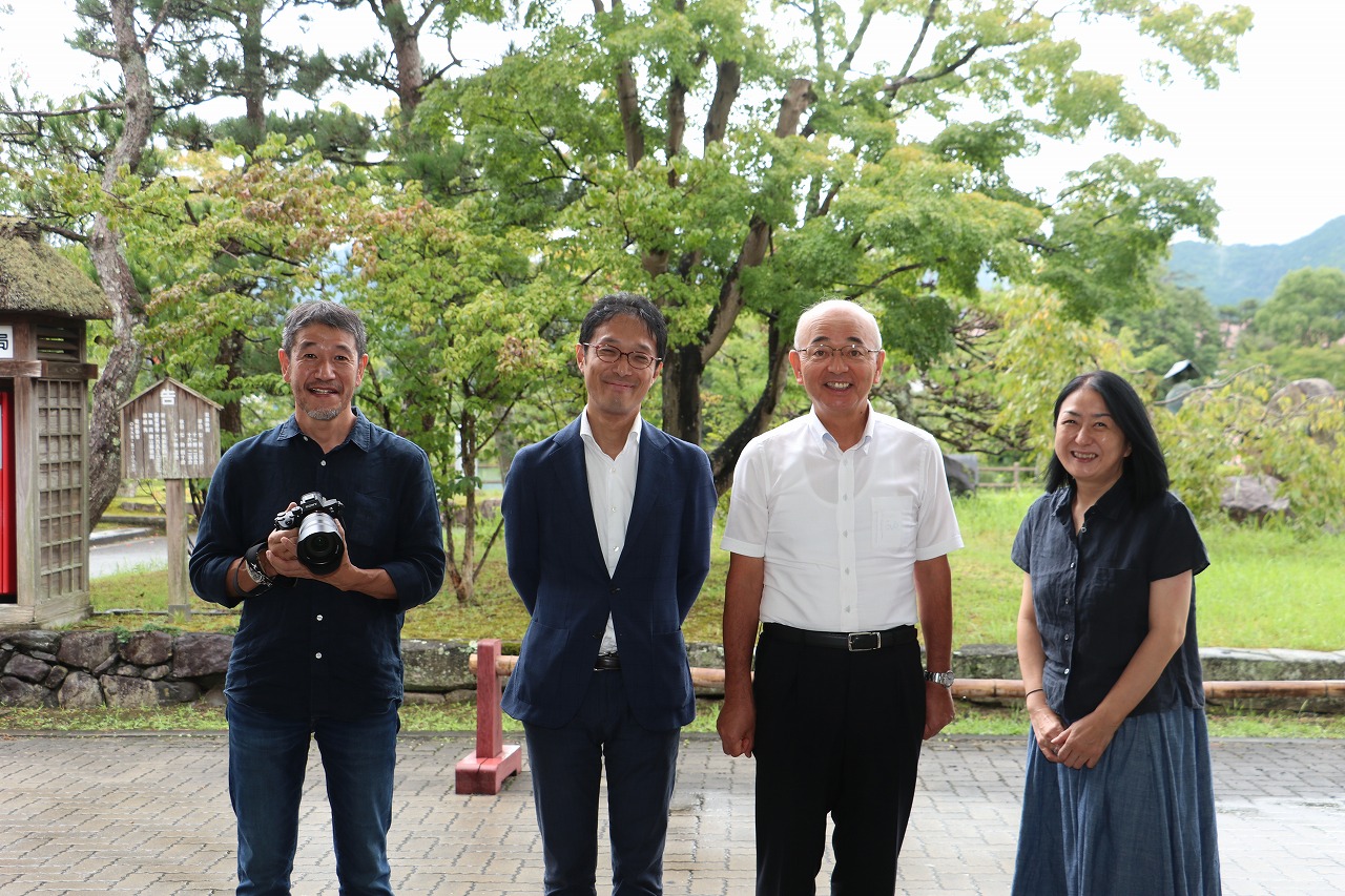 市長を真ん中に、取材に来られた日本銀行の方2名、カメラマン1名が庁舎前で記念撮影