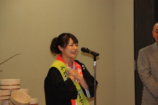 丹波篠山ふるさと大使の熊谷 奈美さんが笑顔で挨拶をしている写真