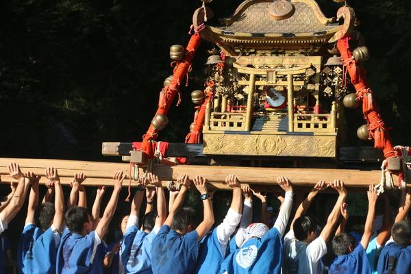 法被姿の男性らが御輿を持ち上げている写真